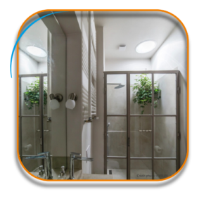 Couloir de lumière dans une salle de bain