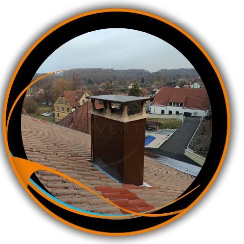 Cheminée brune isolée sur toit