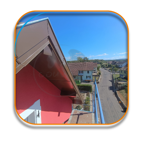 maison rouge avec planche de rive